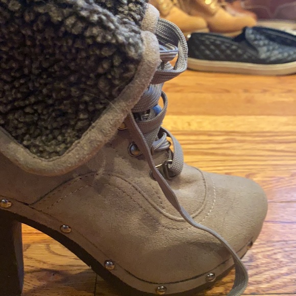 Women grey suede ankle boots with shearling lining. - Picture 3 of 9